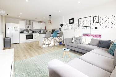 5 bed flat, Cathays, Cardiff, CF244NB - Image 1