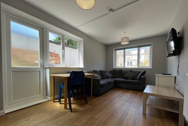 8 bed house, Cathays, Cardiff, CF244BX - Image 1