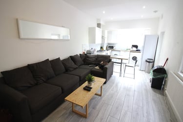 5 bed house, Cathays, Cardiff, CF244QQ - Image 1
