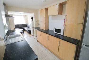 5 bed house, Treforest, Pontypridd, CF371RP - Image 2