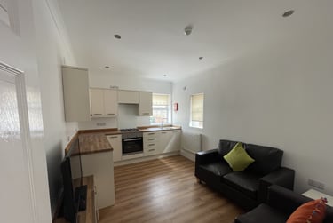 4 bed flat, Cathays, Cardiff, CF244NR - Image 1