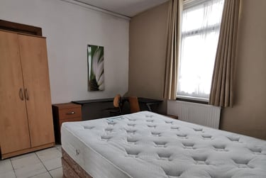 1 bed studio, St Helens Avenue, Brynmill, Swansea, SA14NE - Image 1