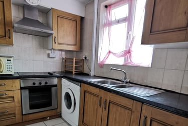 1 bed studio, St Helens Avenue, Brynmill, Swansea, SA14NE - Image 2