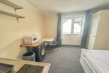 1 bed studio, Treforest, Pontypridd, CF371BD - Image 3