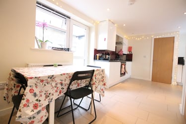 4 bed flat, Cathays, Cardiff, CF244DB - Image 1