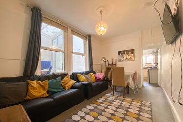 5 bed house, Cathays, Cardiff, CF244LL - Image 1