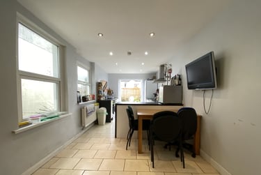 4 bed house, Adamsdown, Adamstown, Cardiff, CF241PZ - Image 2