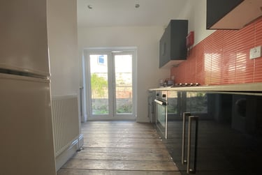 2 bed flat, Grangetown, Cardiff, CF117LB - Image 2