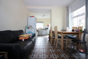 5 bed house, Cathays, Cardiff, CF244QY - Image 1