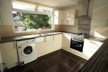 5 bed house, Cathays, Cardiff, CF244JX - Image 1