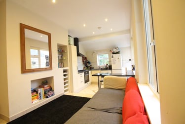 5 bed house, Cathays, Cardiff, CF244LH - Image 1