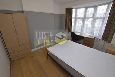 3 bed house, Gainsborough Road, Knighton, Leicester, LE23DH - Image 1