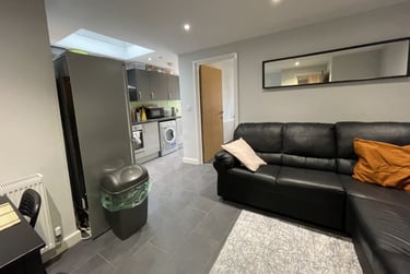 3 bed flat, Cathays, Cardiff, CF244JA - Image 1