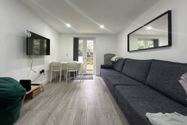 6 bed house, Cathays, Cardiff, CF244NU - Image 1