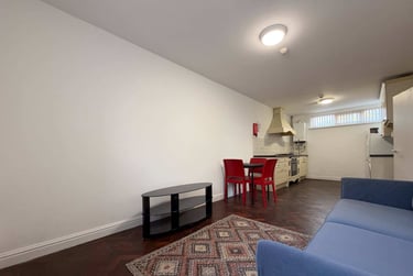 2 bed flat, Roath, Adamstown, Cardiff, CF241AH - Image 1