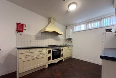 2 bed flat, Roath, Adamstown, Cardiff, CF241AH - Image 2