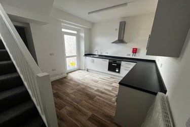 5 bed house, Norfolk Street, Mount Pleasant, Swansea, SA16JE - Image 1