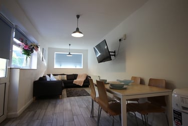 8 bed house, Cathays, Cardiff, CF244EQ - Image 1