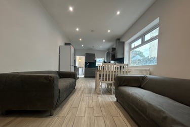 5 bed house, Cathays, Cardiff, CF244AW - Image 1