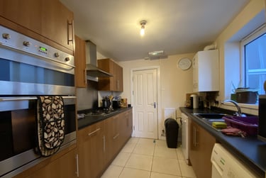 6 bed house, Cathays, Cardiff, CF244EQ - Image 1