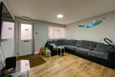 6 bed flat, Cathays, Cardiff, CF244DE - Image 1