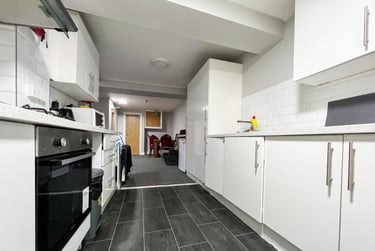 8 bed house, Cathays, Cardiff, CF244DE - Image 1
