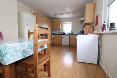 3 bed flat, Cathays, Cardiff, CF244DY - Image 1
