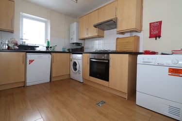 3 bed flat, Cathays, Cardiff, CF244DY - Image 3