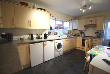 4 bed house, Cathays, Cardiff, CF244QH - Image 1