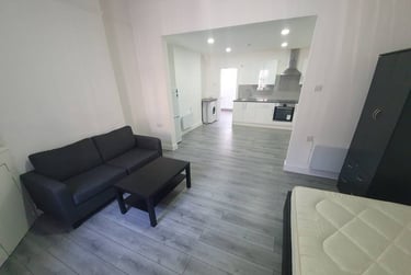 1 bed studio, 19, Adamstown, Cardiff, CF240EU - Image 2