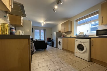 5 bed house, Cathays, Cardiff, CF244DE - Image 1