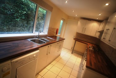 4 bed house, Cathays, Cardiff, CF244PJ - Image 1