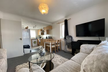 2 bed flat, Pengam Green, Cardiff, CF242TX - Image 1