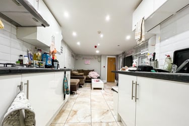 8 bed house, Cathays, Cardiff, CF244JL - Image 1
