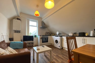 2 bed flat, Roath, Plasnewydd, Cardiff, CF243AJ - Image 1