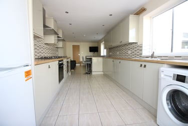 8 bed house, Cathays, Plasnewydd, Cardiff, CF244BT - Image 1