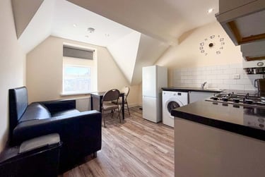 2 bed flat, Roath, Adamstown, Cardiff, CF241DQ - Image 1