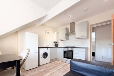 2 bed flat, Roath, Adamstown, Cardiff, CF241DQ - Image 2