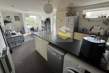 4 bed flat, Vaughan Way, Highfields, Leicester, LE14SH - Image 2