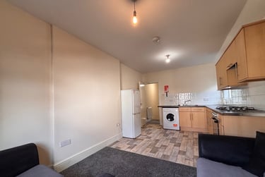 3 bed flat, Roath, Plasnewydd, Cardiff, CF243JS - Image 1