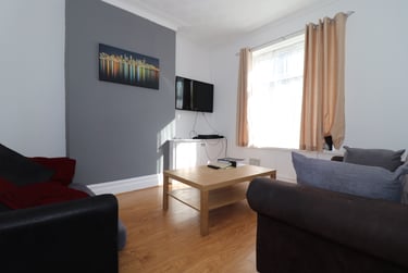 5 bed house, Cathays, Cardiff, CF244HS - Image 1