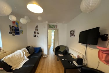 6 bed house, Cathays, Cardiff, CF244HS - Image 1