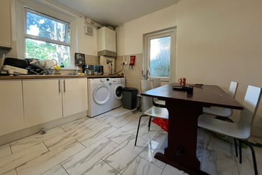 5 bed house, Cathays, Cardiff, CF244AW - Image 1