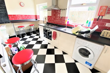 4 bed house, Bryn Syfi Terrace, Mount Pleasant, Swansea, SA16XN - Image 1