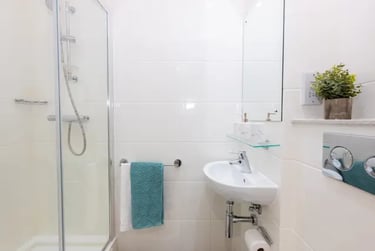 Silver Ensuite - Image 5