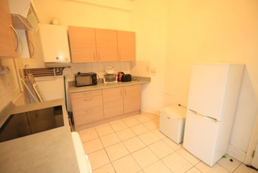 4 bed house, Forest Road East, Arboretum, Nottingham, NG14HJ - Image 2