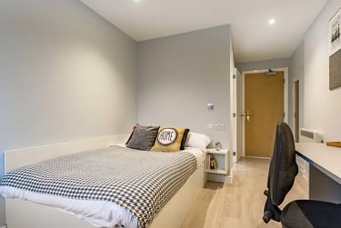 7-Bed Club Ensuite at Mary Parker House, 17 Apsley Road, Mutley, Plymouth, PL46PJ - Image 1