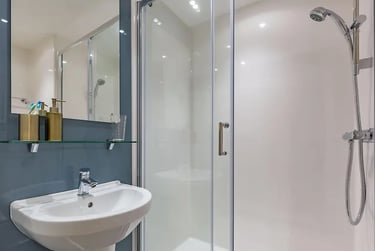 7-Bed Club Ensuite at Mary Parker House, 17 Apsley Road, Mutley, Plymouth, PL46PJ - Image 11