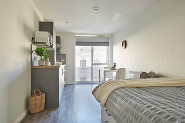 Superior (Floor 4) Studio - Image 1
