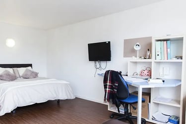 1-Bed Apartment at Holly Court, High Kingsdown, Clifton, Bristol, BS28DQ - Image 1